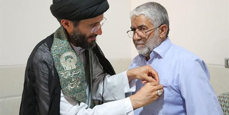 اهدای مدال افتخار رضوی به جانباز و مدرس نهج البلاغه یزدی