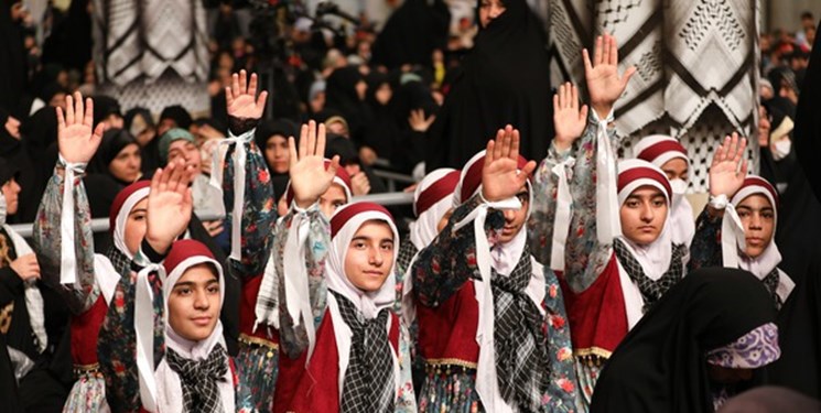 دختری که پس از دیدار با رهبر، دست پر به روستایش برمی‌گردد
