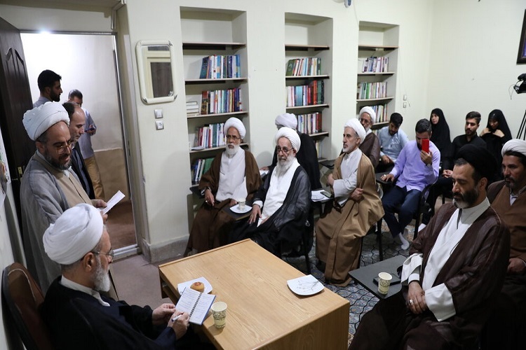 پیکره علوم انسانی غرب آمیخته با مسائل غیر الهی است