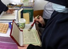 ترمیم مصحف‌های قدیمی؛ سنت خیران لیبی در ماه رمضان